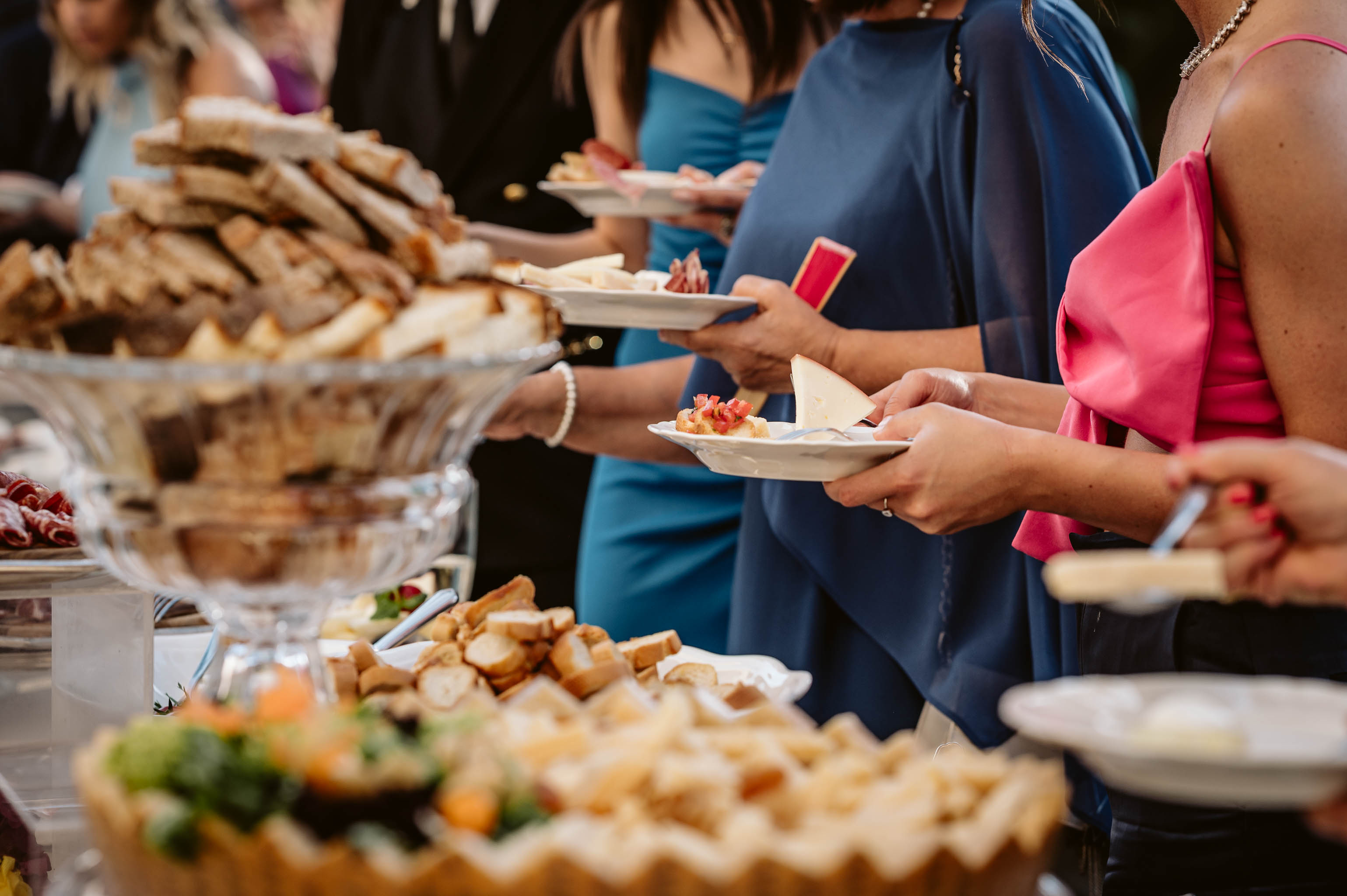 Food experience al matrimonio: differenza tra catering, banqueting e cucina interna (e perché il tavolo staff conta davvero)