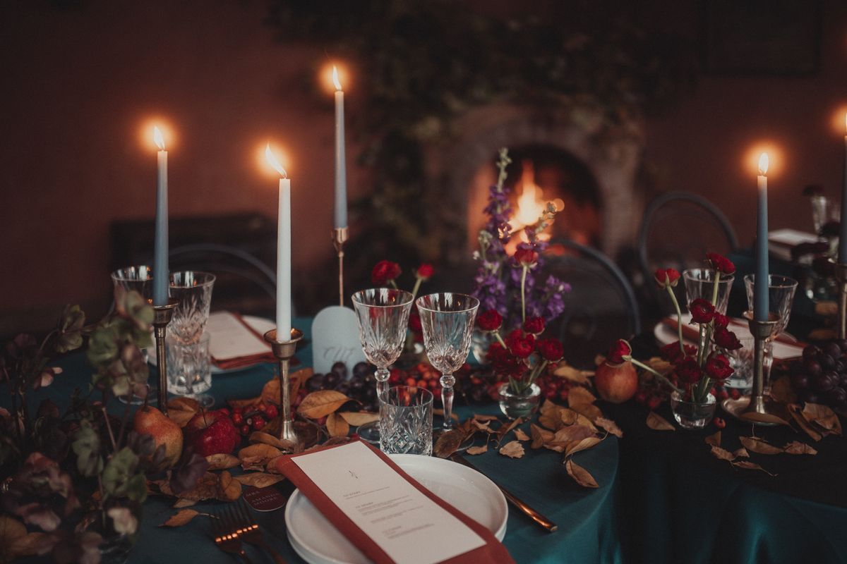 Mise en place a lume di candela con cristalli, frutta e fiori, curata da &Eacute;moilab